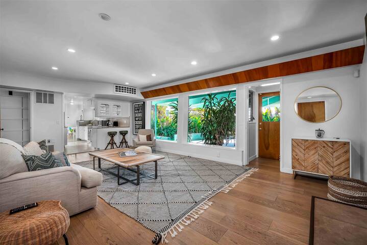 Mid Century Venice adjacent 3 BDR home on huge lot gallery image 2