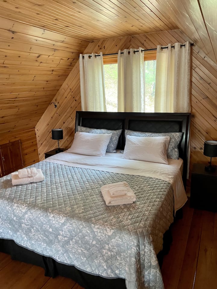 Chambre sur mezzanine avec un très grand lit - King bed on mezzanine