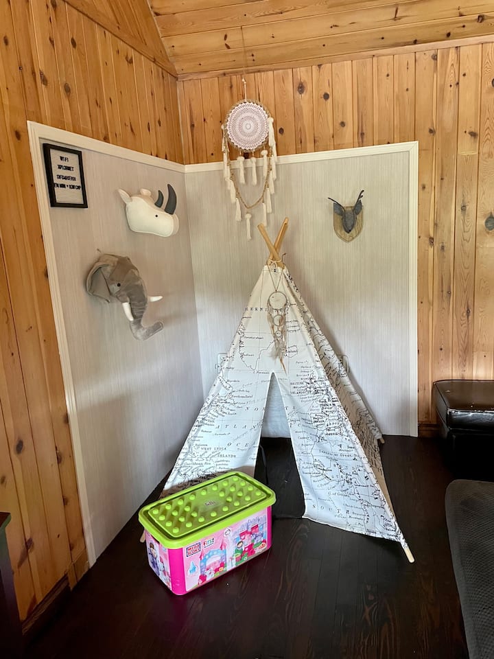 Aire de jeu pour enfants avec lit pour bébé - Children play area with a baby's bed