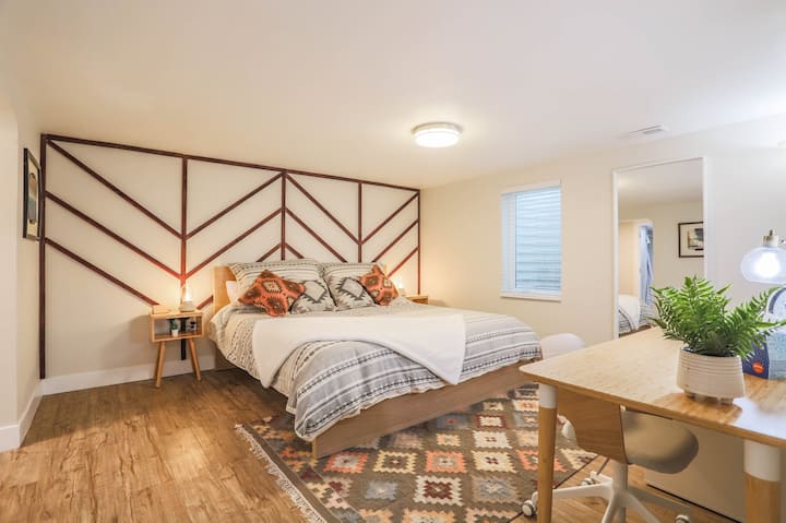Relájate en el amplio dormitorio principal de la planta baja, que cuenta con una cama tamaño king, baño privado y mucho espacio en el armario para todas tus pertenencias. ¡Un refugio cómodo y privado para relajarse después de un largo día! ️✨ #MasterSuite #CozyRetreat