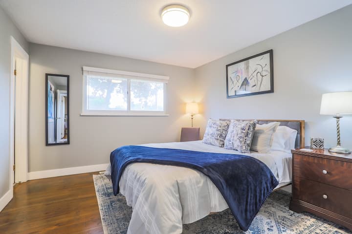 ¡Relájate en el lujo de la espaciosa suite principal de arriba! Con una lujosa cama tamaño «king», un baño privado y un elegante armario abierto, perfecto para relajarse después de un día de aventuras. ¡Tu refugio perfecto te espera! ️✨ #MasterSuiteGoals #LuxuryLiving