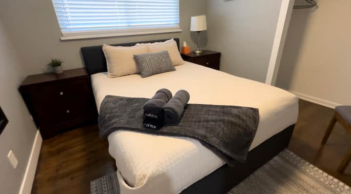 Retírate al tercer dormitorio de arriba, que cuenta con una cómoda cama tamaño queen y un espacio de armario abierto para acceder fácilmente a tus artículos esenciales. ¡Un espacio acogedor y elegante para descansar y recargar energías para tu próxima aventura! ️✨ #ComfortableStay #RelaxAndRejuvenate