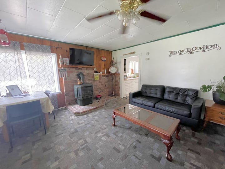 Cheerful 2 BR Cabin with Fire pit. Cabins for Rent in Naches