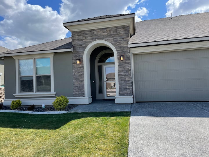 Easy access to 182. Spotless and spacious 3 bed Houses for Rent in