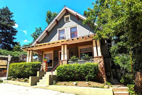 Downtown Manitou White Yarrow Inn House