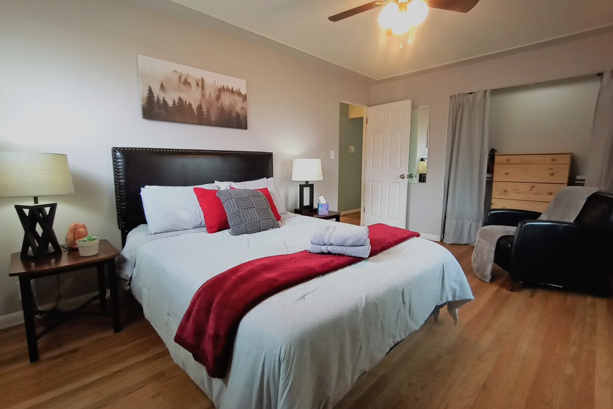 Спалня 1: Голяма отворена спалня с библиотека.