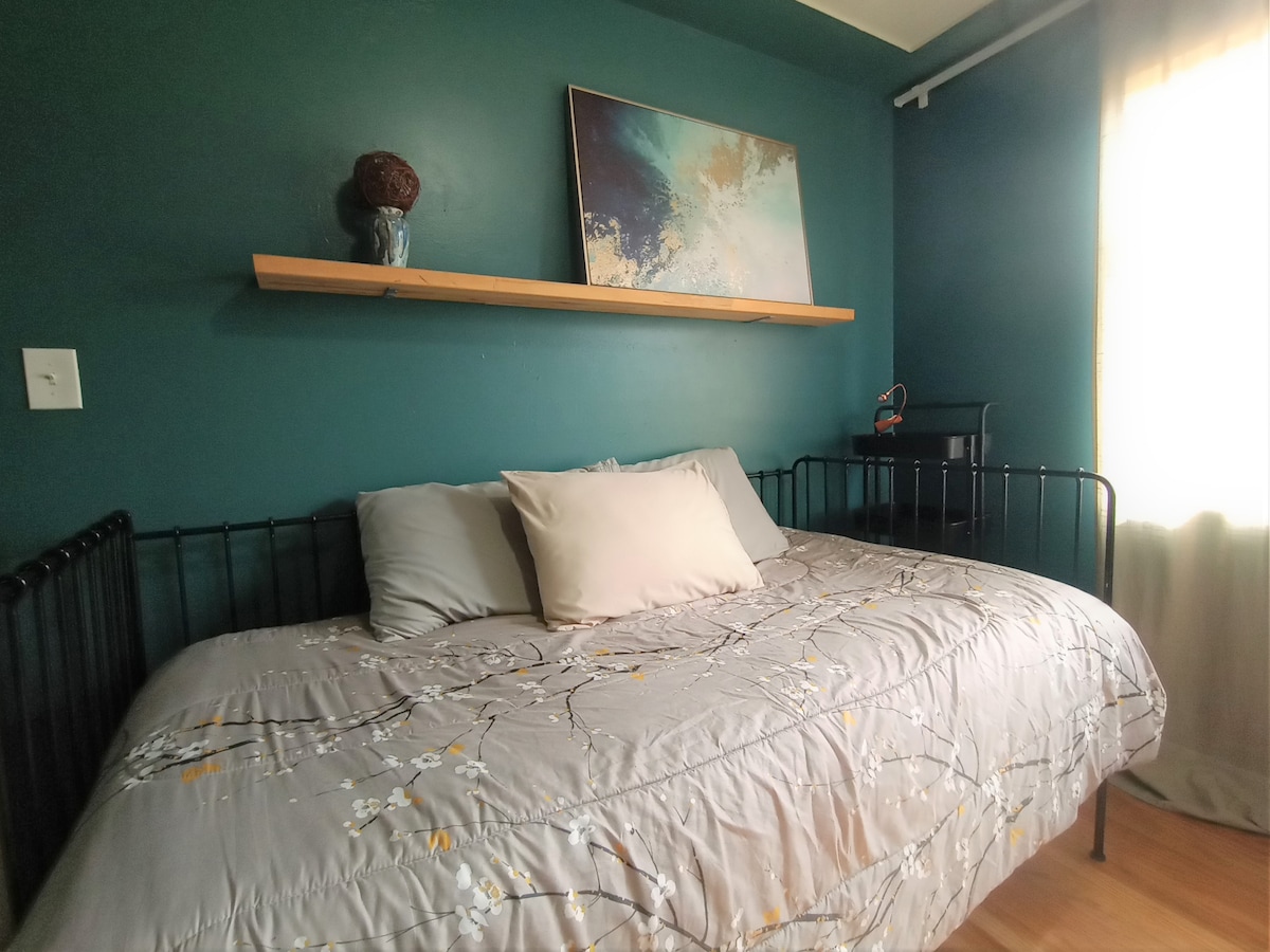 Спалня 3: единично легло, споделено пространство с пералня/сушилня.