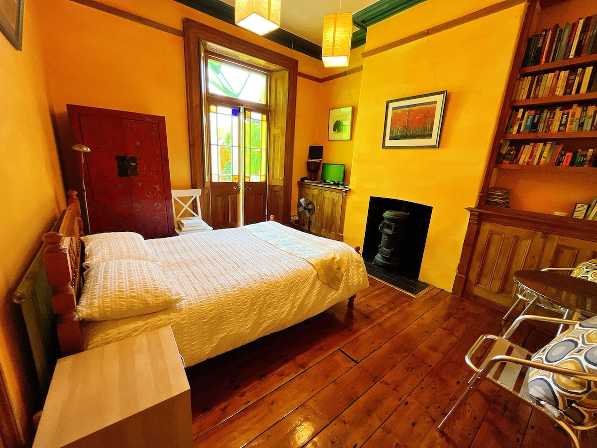 საძინებელი ფრანგული შეშის ღუმელითა და ჩინური საქორწილო კარადით. ჩვენს 175‑წლიან სახლს აქვს ხის ორიგინალური იატაკი და სხვა დეტალები. ფრანგული კარები (ხის ჟალუზებით) გადასვლას გთავაზობთ პირად სააბაზანოში. ტელევიზორი და ინტერნეტი.  