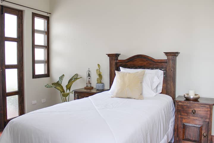 ห้องพัก #4 พร้อมเตียงแฝด 2 หลังและห้องน้ำส่วนตัว