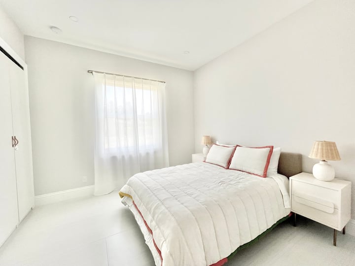 Dormitorio con cama tamaño queen 