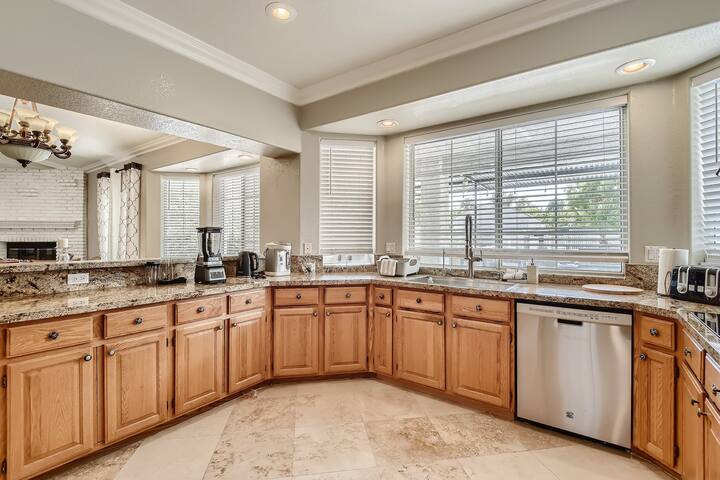 Luxury Villa 2.0 acre*Pool*View*Close Strip gallery image 2