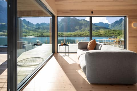 Hopen Sea Lodge - Seafront, secluded, no neighbors