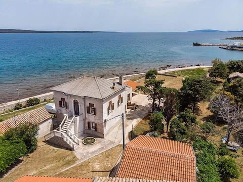 Successful Airbnb property: Beautiful Seafront Apartment on Lošinj in Nerezine