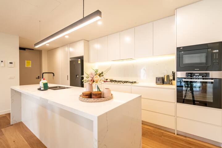 Cozy 4BR Getaway w/ Parking – 600m to Chadstone! gallery image 2