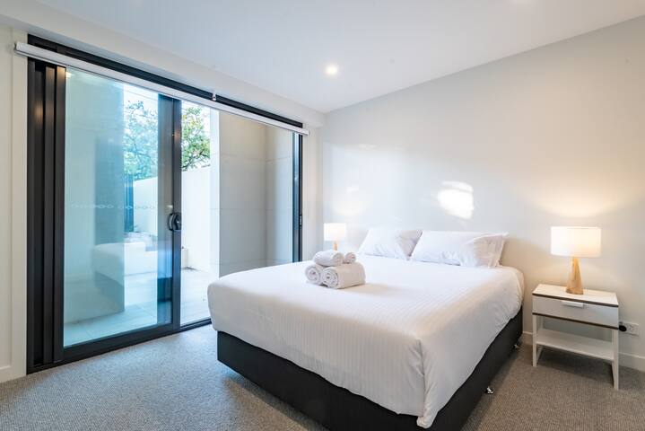Cozy 4BR Getaway w/ Parking – 600m to Chadstone! gallery image 5