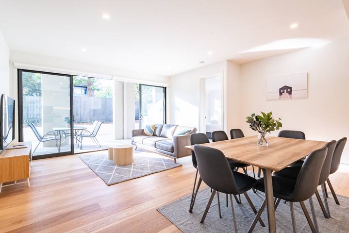 Cozy 4BR Getaway w/ Parking – 600m to Chadstone!