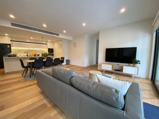 Cozy 4BR Getaway w/ Parking – 600m to Chadstone! gallery image 3