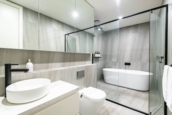 Cozy 4BR Getaway w/ Parking – 600m to Chadstone! gallery image 4