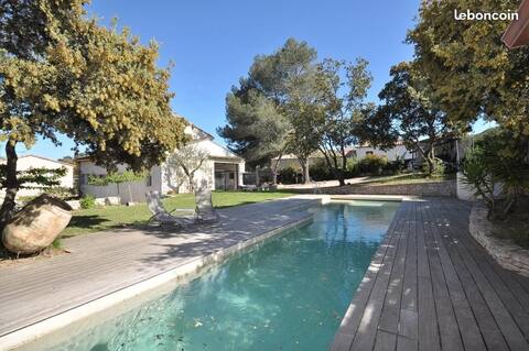 Magnificent villa with a pool, A/C,...