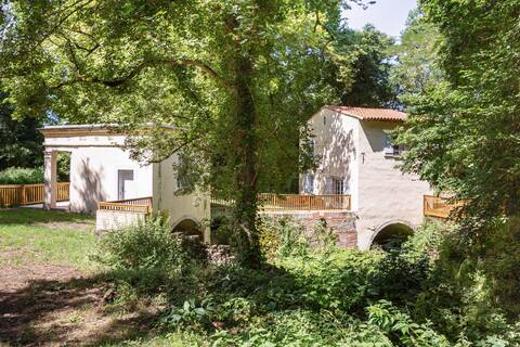 La Mouline, refined gîte in the grounds of a castle.