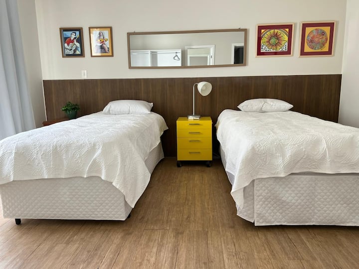 Suite más grande, con cuatro camas individuales o una cama doble, con la parte superior de la almohada, en la foto solo dos camas individuales, que tienen otras dos debajo.