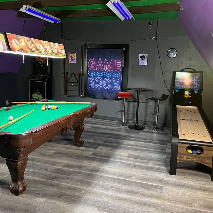 Downtown Game Room, Upper Apartment, Sleeps 8