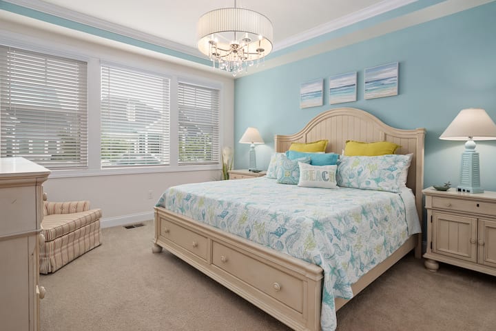 Hauptschlafzimmer mit hängendem Kronleuchter 