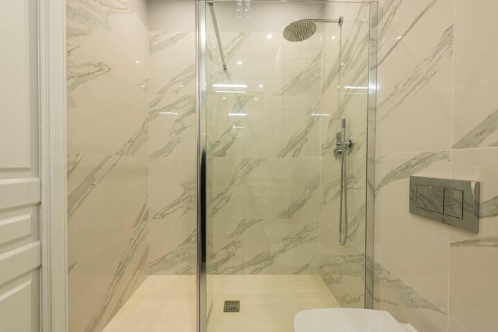 Firenze Rentals Luxury Ponte Vecchio II gallery image 3