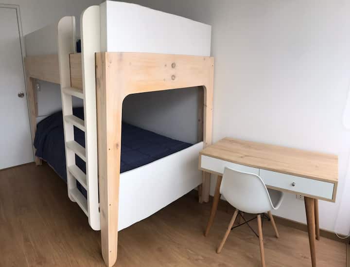 第二间客房，配备书桌和小木屋