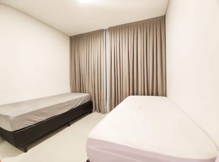 Chumba chenye vitanda viwili na kitanda kimoja cha msaidizi, kuweza kujiunga na kutengeneza kitanda kimoja cha watu wawili! Kiyoyozi cha moto/baridi. 