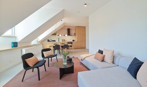 Pure Style: Designer Apartment in Prime Location!