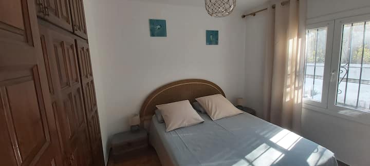 habitación con aire acondicionado, cama de 160 con gran armario