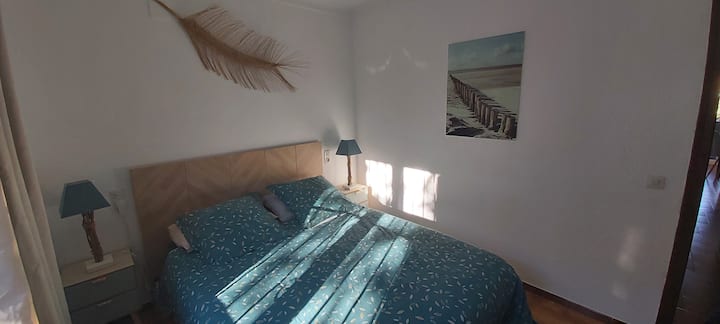 habitación con aire acondicionado,  cama de 150 con armario en frente