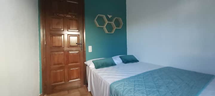 pequeña habitación con aire acondicionado  con cama de 135 y armario lateral