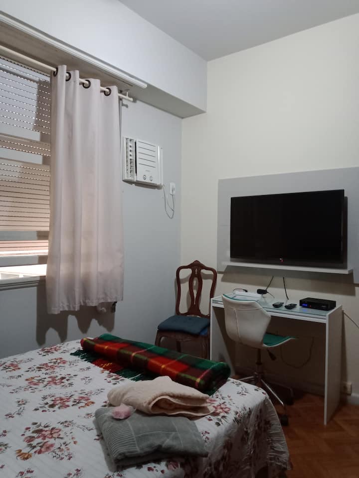 Dhomë me çelës, për privatësi. Këtu mund të shohësh televizorin inteligjent, këndin ekskluziv të punës dhe rimeson e dritareve, karakteristikë e lagjes, e cila mund të mbyllet dhe mund të zvogëlojë ndriçimin natyror të dhomës. 