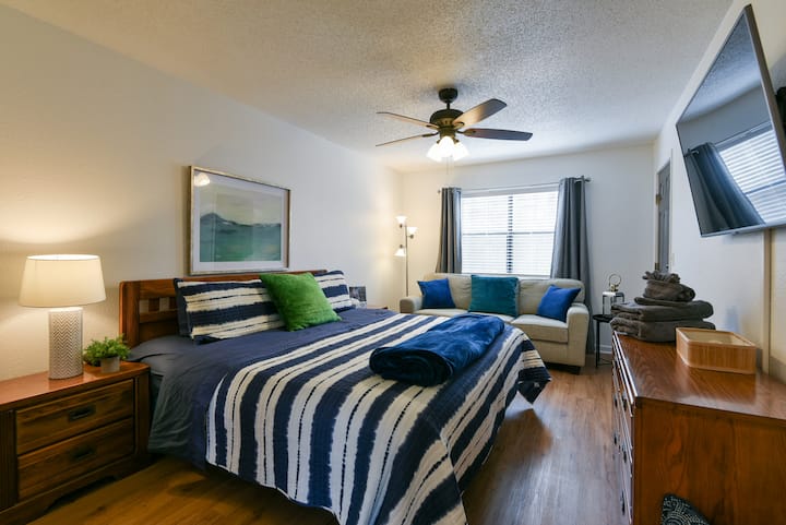 The main bedroom is large and has a seating area with a full-size sofa and an ensuite bathroom. The king size bed has a 4-inch foam topper to ensure you get a wonderful nights sleep while on vacation. Both bedrooms have large HD tvs and cable. 