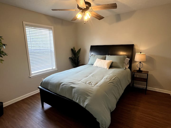 Hakuna kitu bora kuliko kuruka kwenye kitanda kizuri cha ukubwa wa malkia kilicho na vituo vya kuchaji kitanda baada ya siku ndefu ya kuchunguza Kituo cha Chuo. 