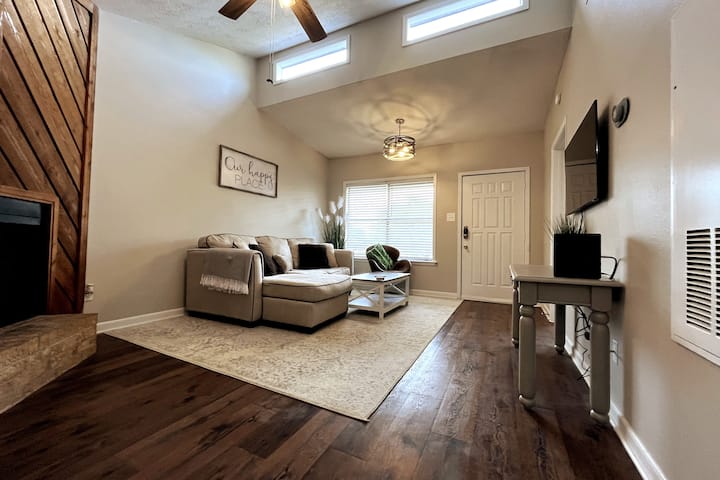 Huhisi kama nyumbani katika sebule hii yenye nafasi kubwa. 