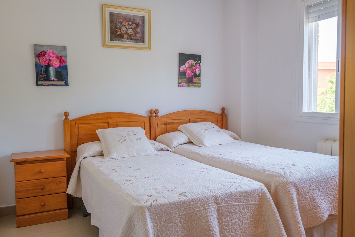 Alternative main room beds at Miraparc Salou in Tarragona