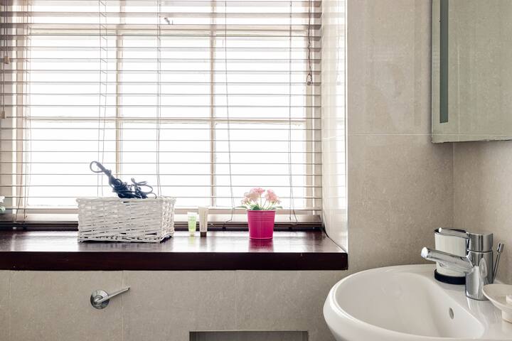 Hyde Park View 3-Bedroom Spacious Apartment gallery image 4