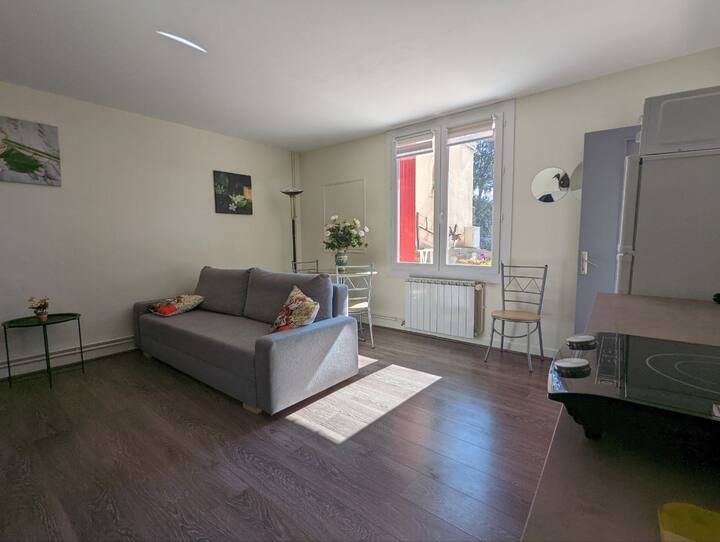 dnevni boravak s velikim prozorom na vrt