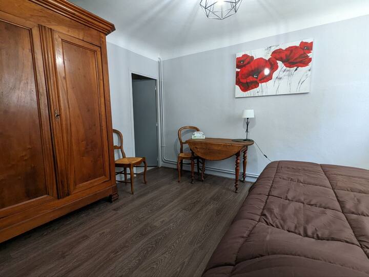 spavaća soba, krevet 140 x 200.