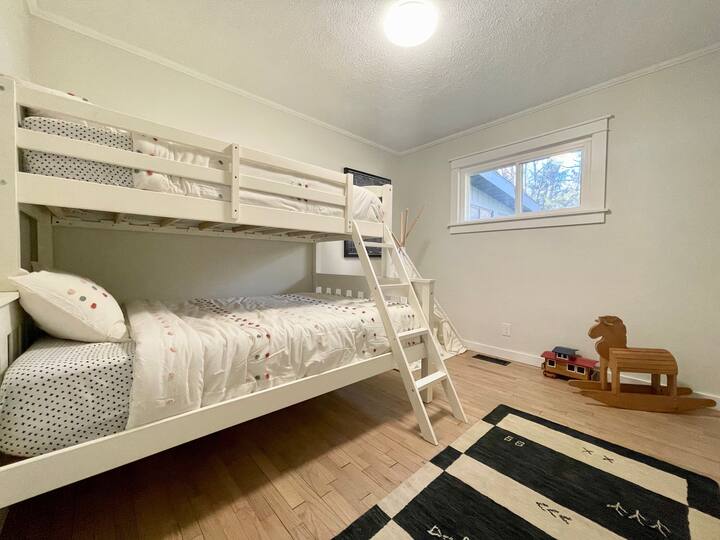 Na kat su madraci s dva odvojena kreveta i puni kasper prikladni za djecu ili odrasle.