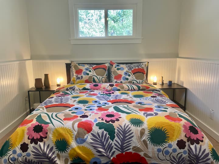 Madrac veličine Queen Casper i Marimekko posteljina nalaze se u trećoj spavaćoj sobi.