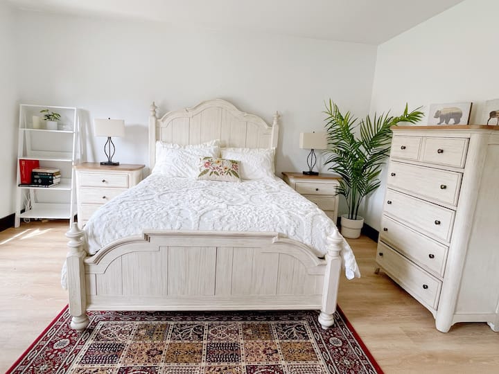 1号卧室（主卧）。有两个步入式衣橱和独立卫生间。房间明亮，光线充足，可欣赏山景。 