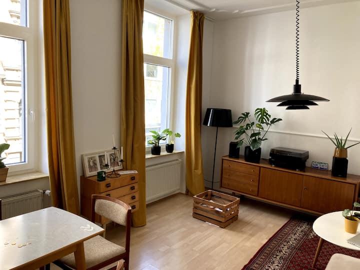 Beautiful old building apartment, central, on the Rhine & Dom