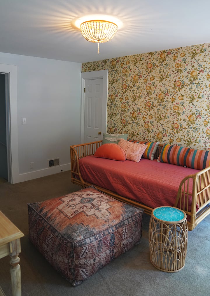 Room 5. Twin bed, daybed. Amazon Fire TV.