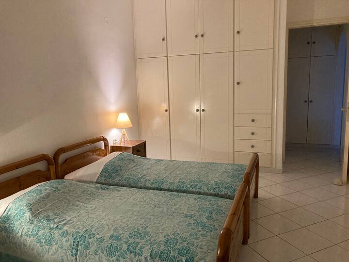 ห้องนอนมีเตียงเดี่ยว 3 เตียงโต๊ะเก้าอี้ตู้เสื้อผ้าขนาดใหญ่และเข้าถึงระเบียงได้โดยตรง