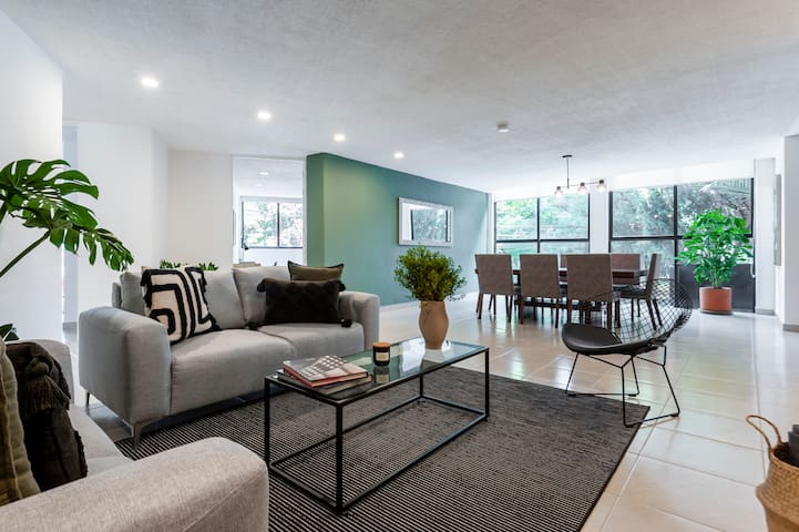 Large 3BR Apartment with exceptional street views