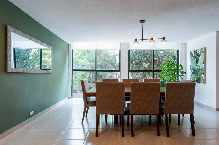 Large 3BR Apartment with exceptional street views gallery image 4